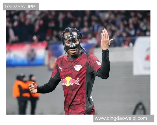 足球明星勇敢表白心仪记者女友感动全场引发热议